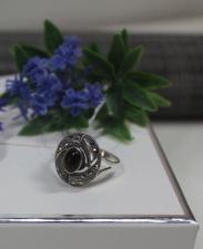 Кольцо серебро со вставкой Оникса и марказитами SVAROVSKI